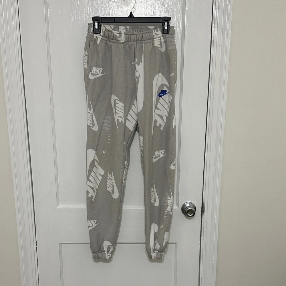 Nike Women's casual set - Picture 6 of 7